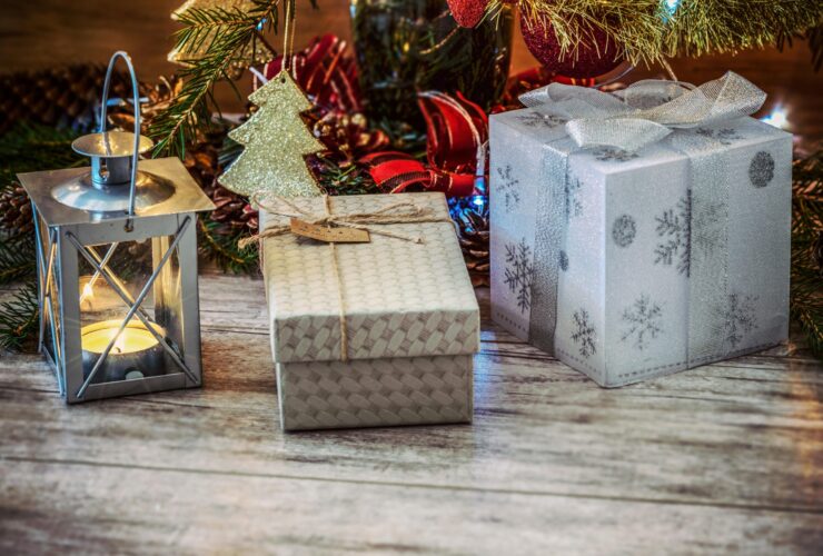Organize your Christmas Decorations with DIY storage box labels